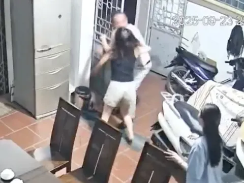 Người đàn ông bị tố phá cổng nhà hàng xóm, xông vào đánh phụ nữ