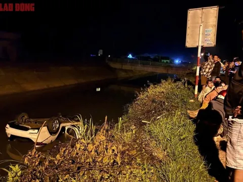 Nam thanh niên tử vong trong ô tô lật ngửa dưới mương nước