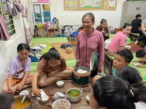 Bữa ăn tối nghẹn lòng ở nơi tránh bão