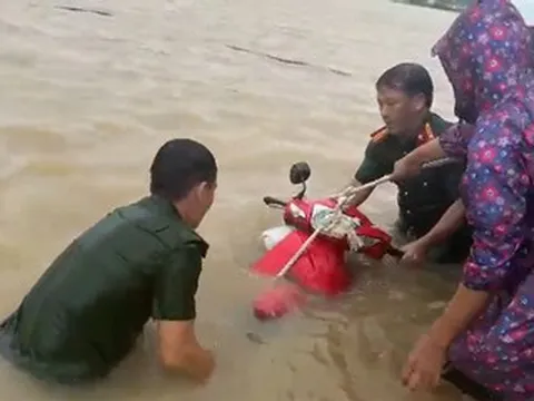 Cảm động hình ảnh 2 thiếu tá công an lặn tìm xe hàng cho nam shipper bị nước cuốn