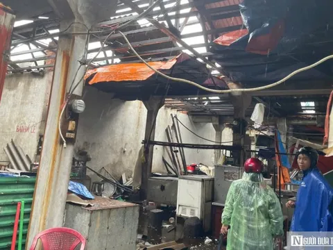 Chợ dân sinh đổ nát, tan hoang sau khi bão Bualoi đổ bộ