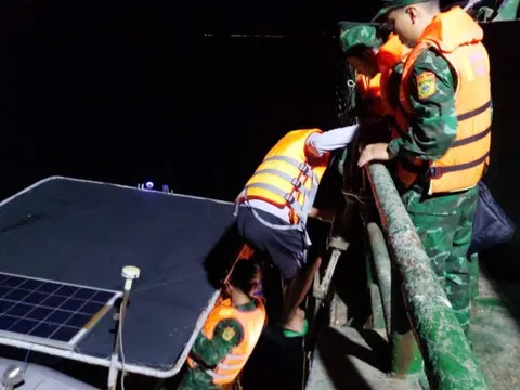 Tàu cá cùng 8 thuyền viên mất liên lạc nhiều ngày trên biển
