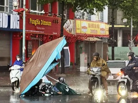 Bão số 10 Bualoi gây mưa kèm gió lớn ở Hà Nội, người đi đường ngã nhào