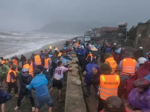 Kè biển sạt lở trước giờ bão số 10 đổ bộ, hàng trăm người dầm mưa bốc đá gia cố