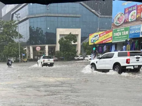 Bão số 10 Bualoi giật cấp 15 áp sát, hỏa tốc cấm đường