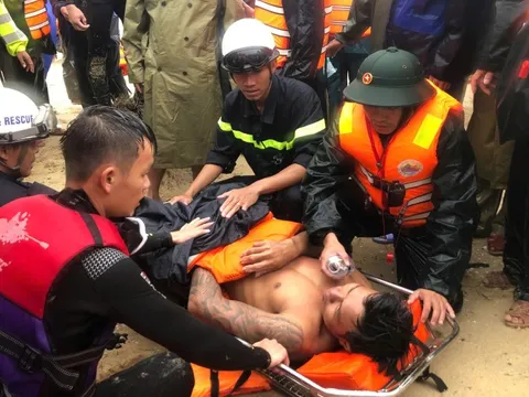 Ngư dân bơi được vào bờ sau 6 tiếng chìm tàu và bám trụ ở phao hàng hải