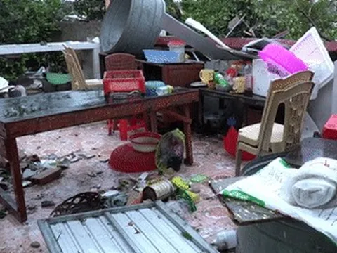 Sau cơn bão quét suốt đêm, người dân thẫn thờ bên những 'ngôi nhà không mái'