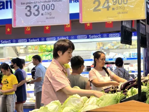 Siêu thị giảm giá 33% thực phẩm thiết yếu, san sẻ cùng người dân chống bão số 10