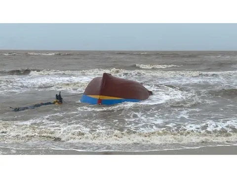 Tìm thấy 1 tàu cá trôi dạt vào bờ biển, 9 ngư dân vẫn mất tích