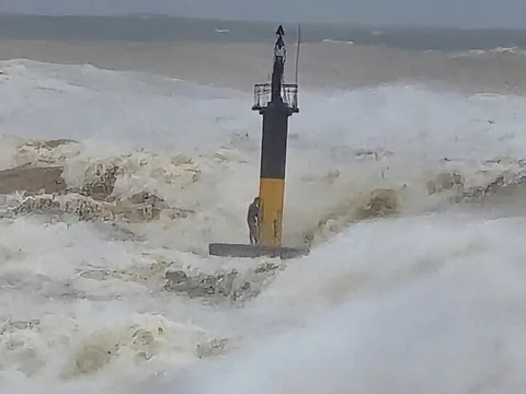 Ngư dân thoát chết trong vụ tàu cá TP HCM gặp nạn kể lại "phút giây sinh tử" trên biển