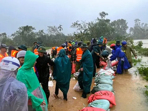 Hơn 300 người "đội" mưa bão gia cố nước tràn đê bảo vệ hơn 1.700 hộ dân ở Thanh Hóa
