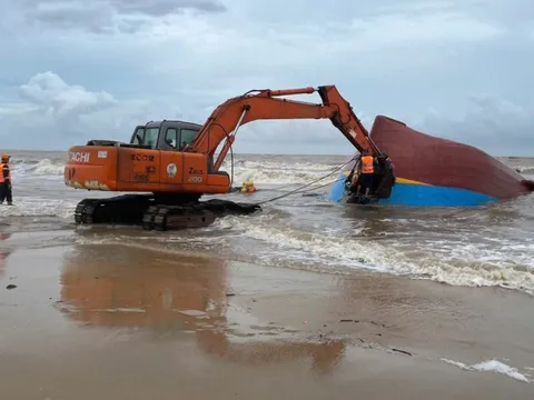 Phát hiện 2 thi thể ngư dân mất tích, cận cảnh hiện trường trục vớt tàu bị nạn