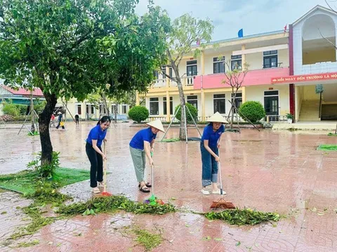 Hà Tĩnh: Nhanh chóng dọn dẹp trường lớp, ổn định nền nếp học tập sau bão số 10