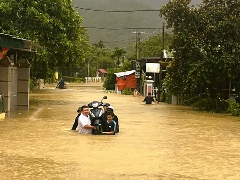 Miền Trung đang gánh chịu thiệt hại nặng do bão số 10 Bualoi