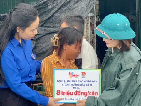 Bà con miền Trung xúc động nhận tiền lợp lại mái nhà sau bão Bualoi