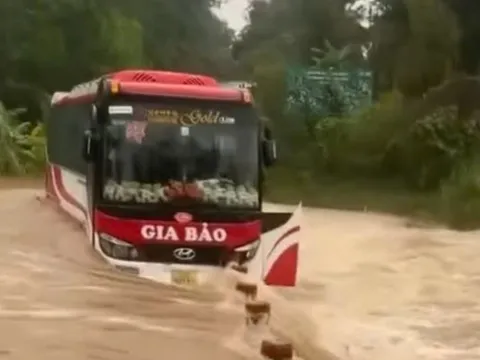 VIDEO: Xe khách chở 15 người đột ngột chết máy, mắc kẹt giữa dòng nước lũ cuồn cuộn