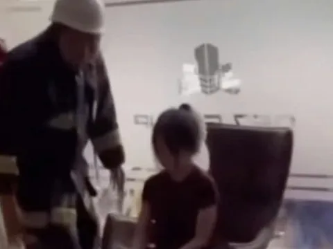 Thang máy bất ngờ rơi xuống tầng hầm ngập nước, cô gái mắc kẹt bên trong