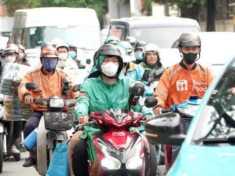 Giao hàng trong mưa, shipper 'sống chết với đơn này' được nhận tiền tip, lời hỏi thăm từ khách hàng