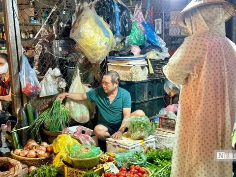 Hà Nội ngập lụt, giá rau xanh tăng nhẹ theo bão