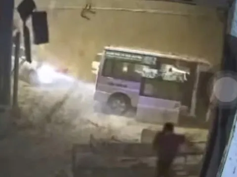 VIDEO: Bùn đất từ trên núi đổ sập xuống đường trên đèo Ô Quy Hồ, nhiều người bỏ ô tô tháo chạy