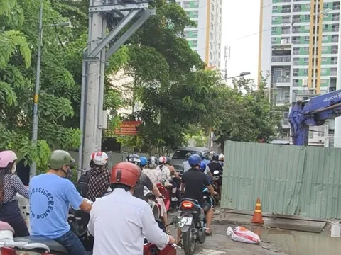 Đưa đón con đi học quá khổ, phụ huynh mong công trình sớm hoàn thành