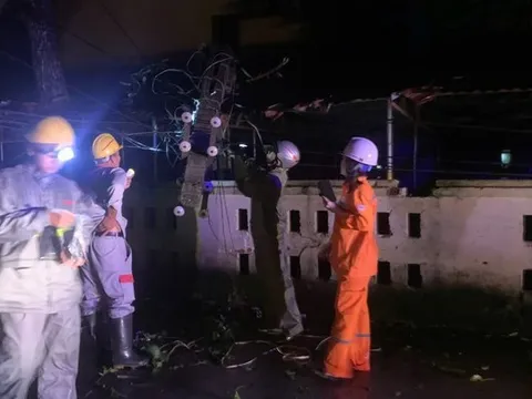 Hơn 1,6 triệu hộ dân vẫn bị mất điện do bão số 10