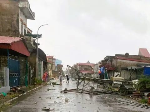 Vì sao xuất hiện nhiều trận lốc xoáy kinh hoàng ở rìa phía Bắc bão số 10 Bualoi?