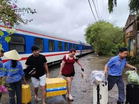 Đường sắt Bắc - Nam 'tê liệt' vì bão Bualoi, hành khách phải chuyển tải bằng ô tô
