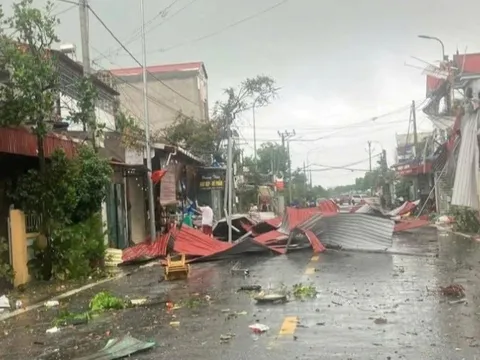 Hải Phòng dông lốc khiến 8 người bị thương, trên 200 nhà dân bị tốc mái