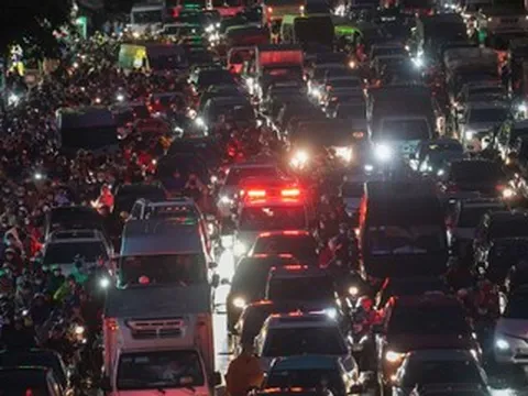 Gần giờ cơm tối, hàng nghìn phương tiện vẫn 'chôn chân' trên đường Nguyễn Trãi, Hà Nội