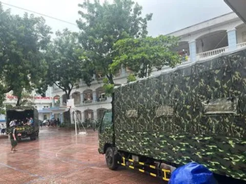 Hà Nội: Quân đội điều xe đến trường chở học sinh thoát điểm ngập sâu