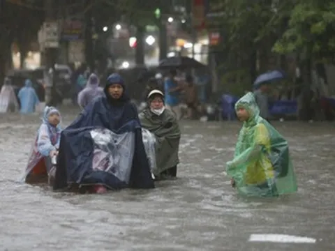 Cả nhà bì bõm dắt xe tìm đường về nhà, càng lội nước càng ngập sâu