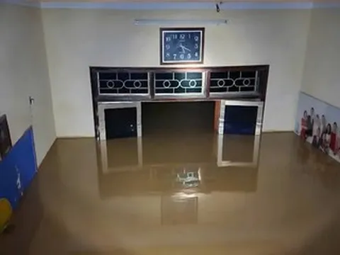 Nhà dân ở Lào Cai nước ngập quá đầu, thông báo thủy điện xả lũ vang liên hồi