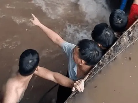 Nước chảy như thác vào hầm chung cư ở Hà Nội, người dân bất lực dùng ván ngăn