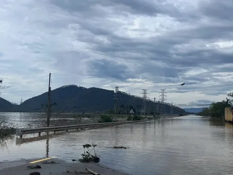 Quốc lộ 1 ngập sâu hơn 1 m, gần 79.000 căn nhà ở Hà Tĩnh hư hại do bão số 10 Bualoi