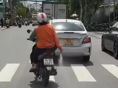 'Bột lạ' người phụ nữ rải xuống đường là... cà phê hòa tan