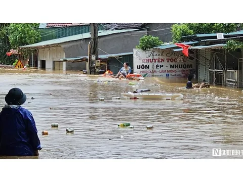 Hàng trăm ngôi nhà bị nhấn chìm, nhiều bản làng cô lập vì lũ lớn