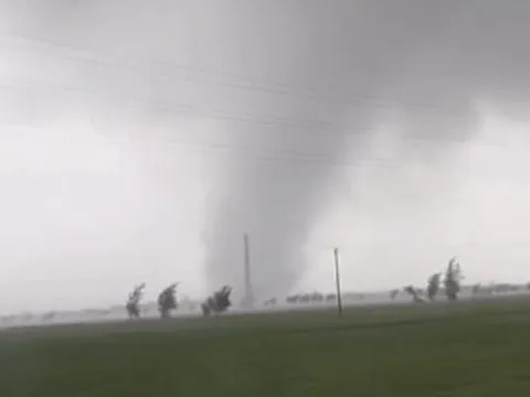 Vì sao sau bão số 10 Bualoi, lốc xoáy liên tiếp xuất hiện ở miền Bắc?