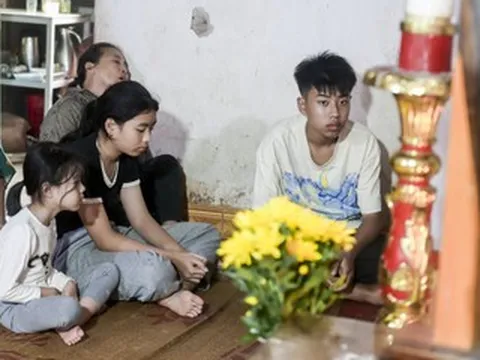 Sau lốc xoáy kinh hoàng ở Ninh Bình, thắt lòng 3 con thơ côi cút bên linh cữu mẹ