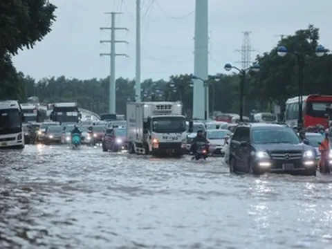 Xuất hiện thông tin cấm đường vì ngập nước, CSGT Hà Nội lên tiếng