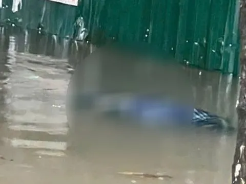 Phát hiện người đàn ông tử vong tại tuyến phố ngập nước ở Hà Nội