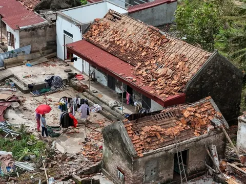 Tình người sau cơn lốc xoáy