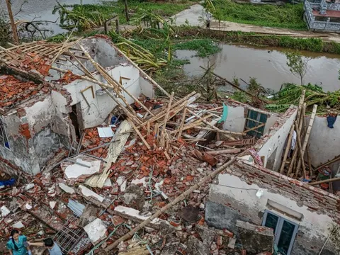 Khung cảnh tan hoang sau cơn lốc xoáy ở Ninh Bình