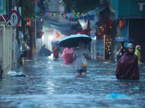 Đường ngập sâu, ùn tắc nghiêm trọng, dân công sở Hà Nội đi bộ về nhà hoặc ở lại cơ quan