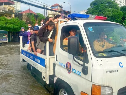 CSGT dùng ô tô đặc chủng chở người dân đi qua điểm ngập