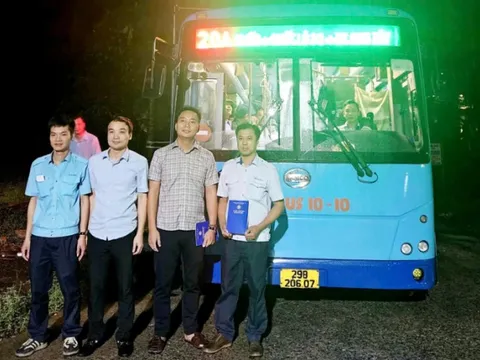 Lần đầu tiên mở tuyến xe buýt đến xã đảo Minh Châu của Hà Nội