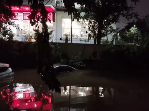 Chung cư ở Hà Nội bị cô lập, loạt ô tô ngâm trong nước đục ngầu