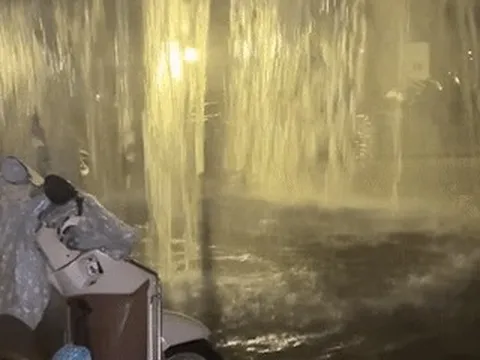 Clip nước đổ ồ ạt từ giếng trời, hầm chung cư ở Hà Nội thành bể chứa khổng lồ