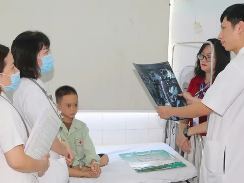 Cứu sống bé trai 6 tuổi mắc dị dạng mạch máu phổi hiếm gặp