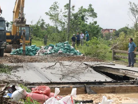 Toàn cảnh sự cố vỡ bờ sông Vinh, hàng trăm người tham gia ứng cứu